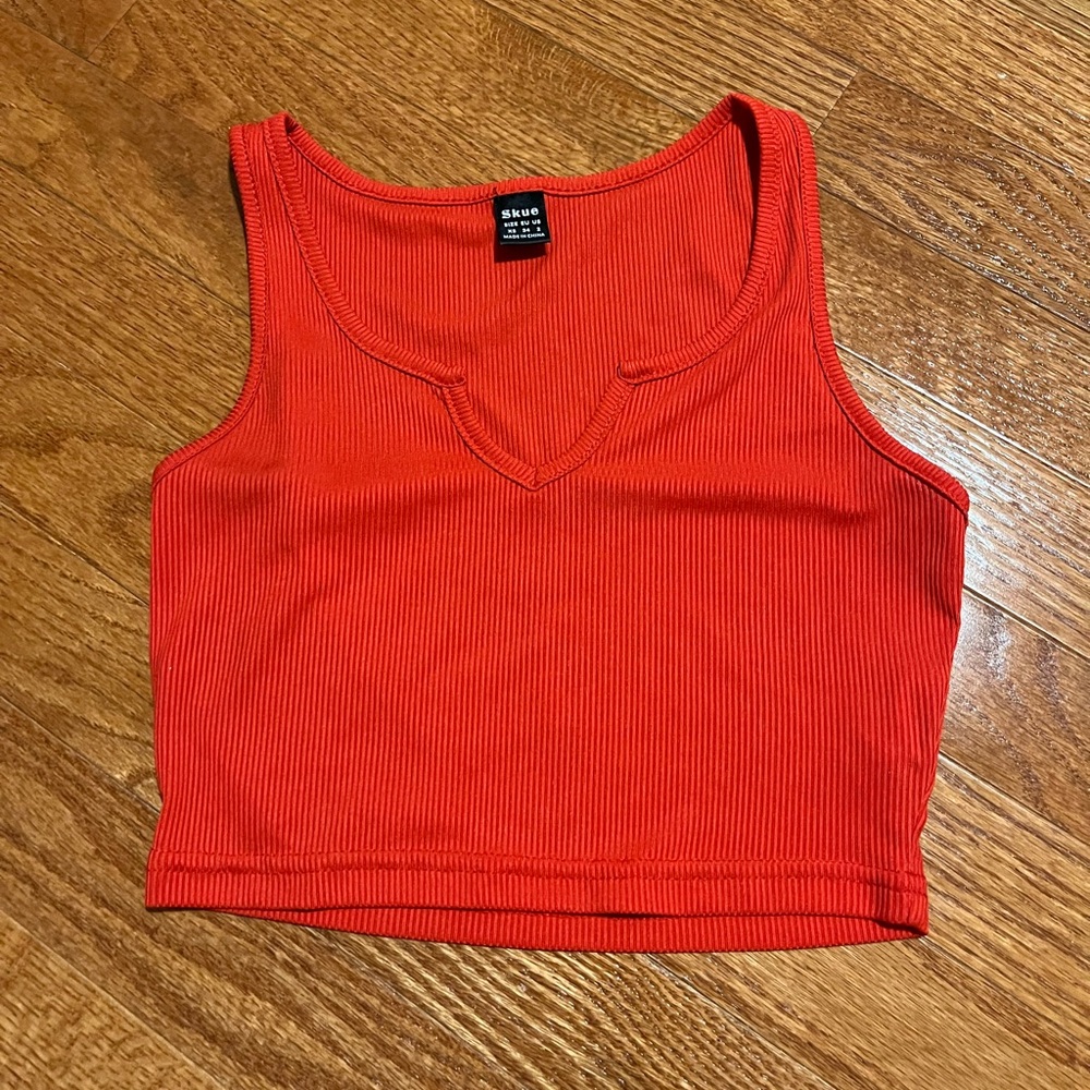 red cropped tank